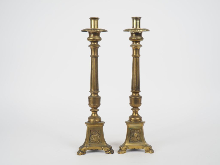 Paire de bougeoirs de style Louis XIV en laiton, à décor de tête d'ang