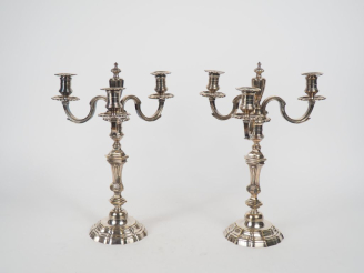 Vente aux enchères Paire de candélabres de style Louis XV en bronze argenté, éclairant à 