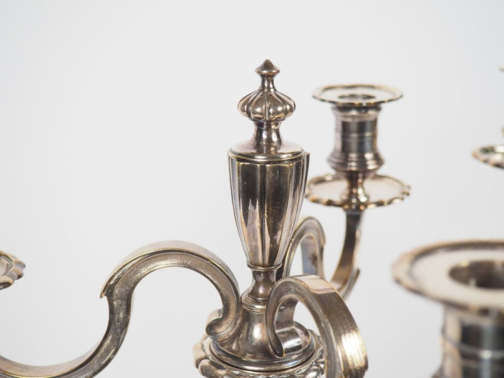 Paire de candélabres de style Louis XV en bronze argenté, éclairant à 