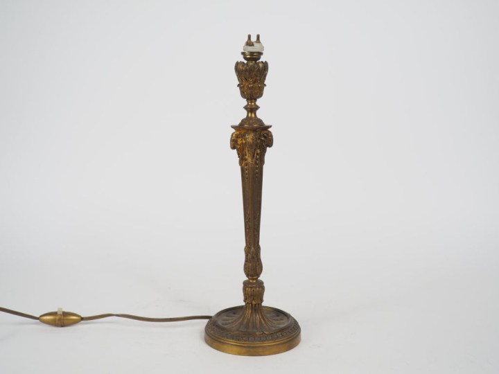Bougeoir en bronze de style Louis XVI à décor de cannelures, de feuill