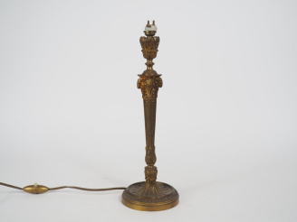 Vente aux enchères Bougeoir en bronze de style Louis XVI à décor de cannelures, de feuill
