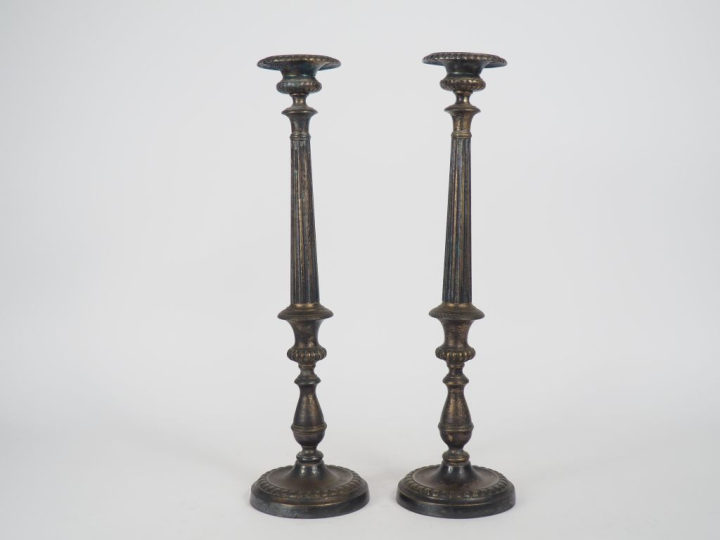 Paire de pique cierges en bronze argenté, fut cannelé terminé par des 