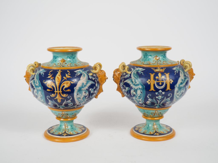 Ulysse à Blois. Paire de vases en faience polychrome, décor de style R