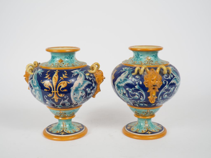 Ulysse à Blois. Paire de vases en faience polychrome, décor de style R