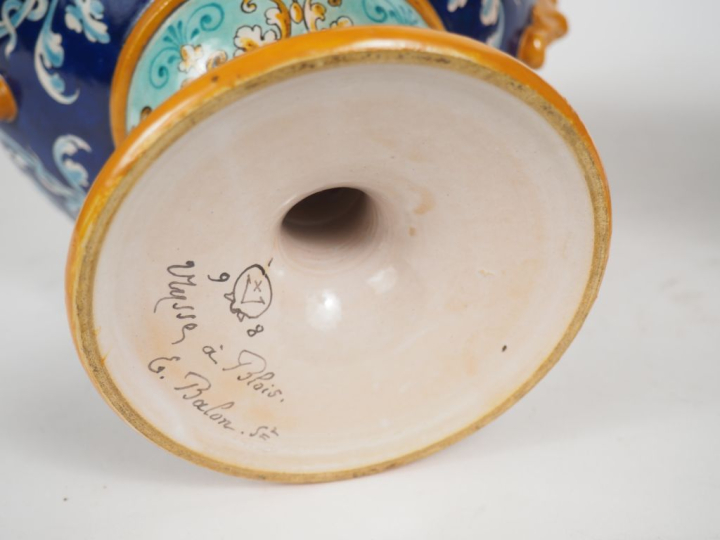 Ulysse à Blois. Paire de vases en faience polychrome, décor de style R