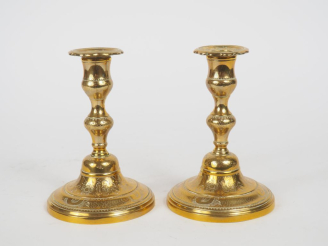 Vente aux enchères Paire de bougeoirs de style Louis XIV en bronze gravé, fut balustre. H