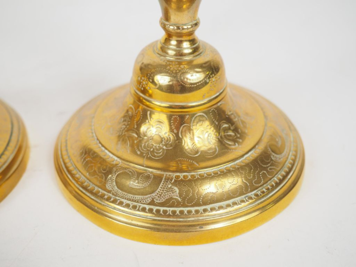 Paire de bougeoirs de style Louis XIV en bronze gravé, fut balustre. H