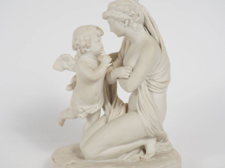 Vente aux enchères Ecole française.  "la leçon de l'amour" Sujet en biscuit, titré sur la