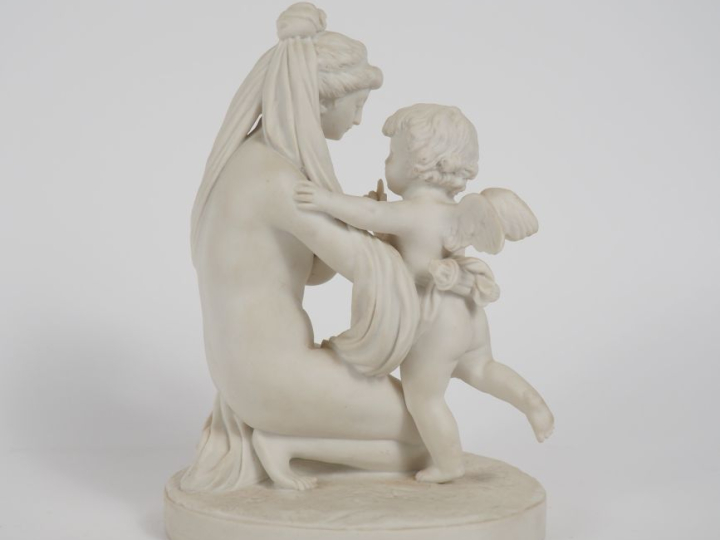 Ecole française.  "la leçon de l'amour" Sujet en biscuit, titré sur la