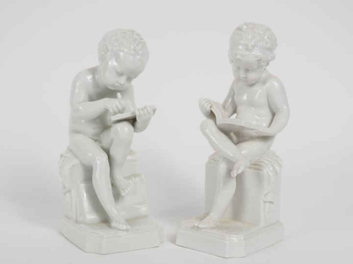 CANOVA. (d'après) Paire de sujets en porcelaine "amour écrivant" et "a