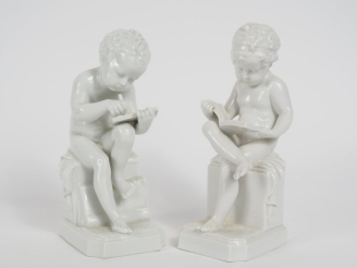 Vente aux enchères CANOVA. (d'après) Paire de sujets en porcelaine "amour écrivant" et "a