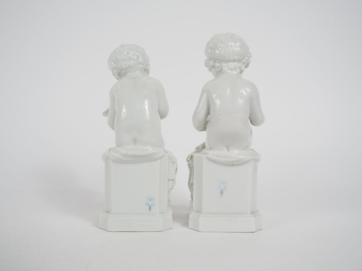 CANOVA. (d'après) Paire de sujets en porcelaine "amour écrivant" et "a