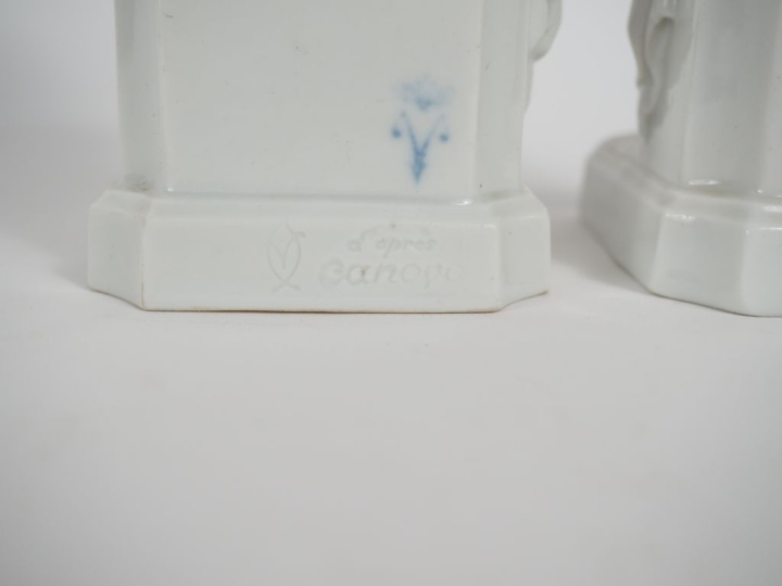 CANOVA. (d'après) Paire de sujets en porcelaine "amour écrivant" et "a