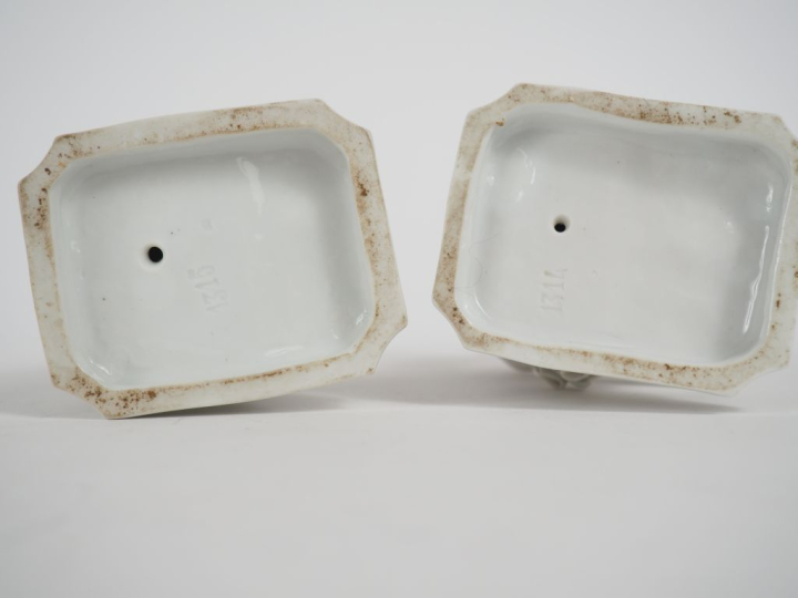 CANOVA. (d'après) Paire de sujets en porcelaine "amour écrivant" et "a