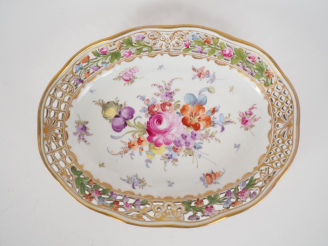 Vente aux enchères Coupe creuse 1900 en porcelaine de Saxe à décor de fleurs polychromes,