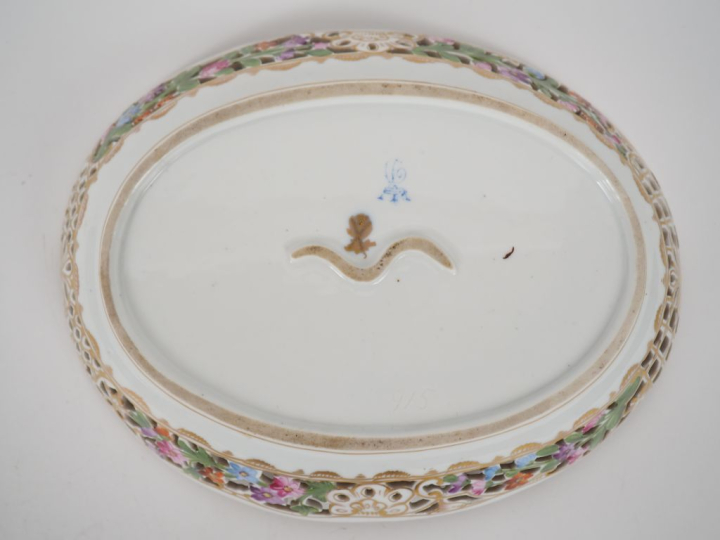 Coupe creuse 1900 en porcelaine de Saxe à décor de fleurs polychromes,