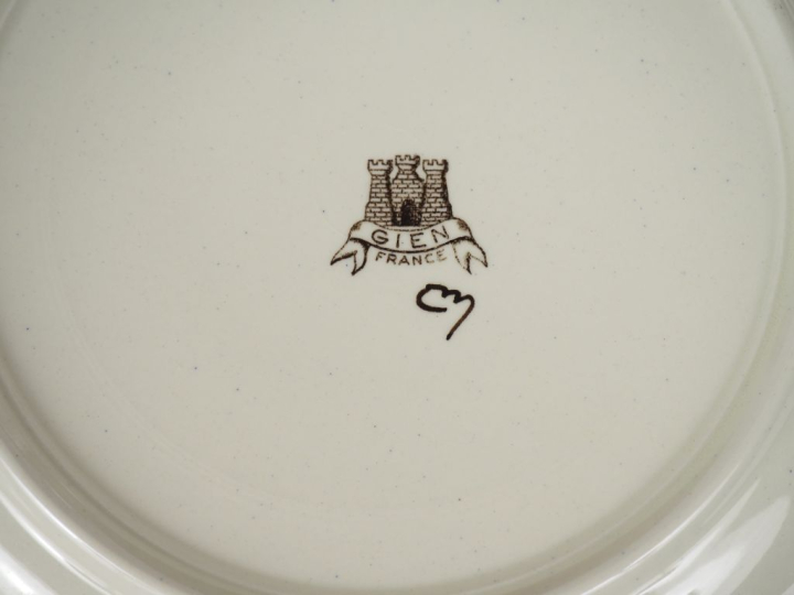 GIEN.  Service de table en faïence modèle "Rambouillet" comprenant :  