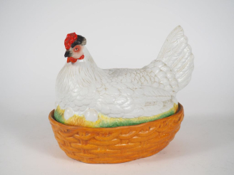 Vente aux enchères Boite à œufs 1900 en porcelaine polychrome en forme de poule couvant. 