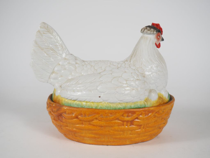 Boite à œufs 1900 en porcelaine polychrome en forme de poule couvant. 