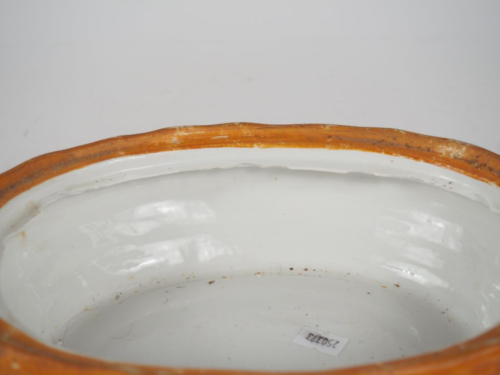 Boite à œufs 1900 en porcelaine polychrome en forme de poule couvant. 