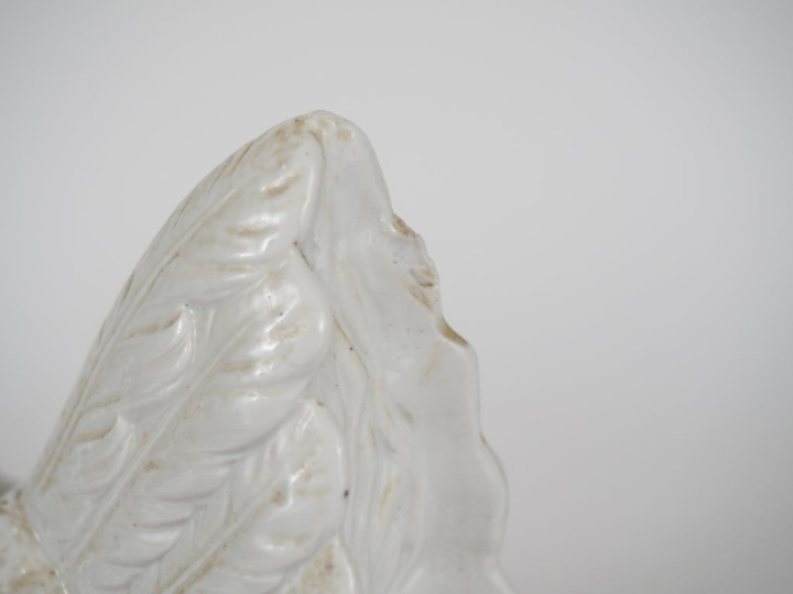 Boite à œufs 1900 en porcelaine polychrome en forme de poule couvant. 