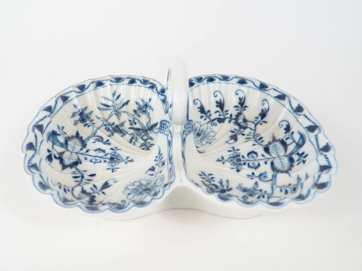 Présentoir 1900 en porcelaine de Saxe, décor en camaieu bleu de fleurs