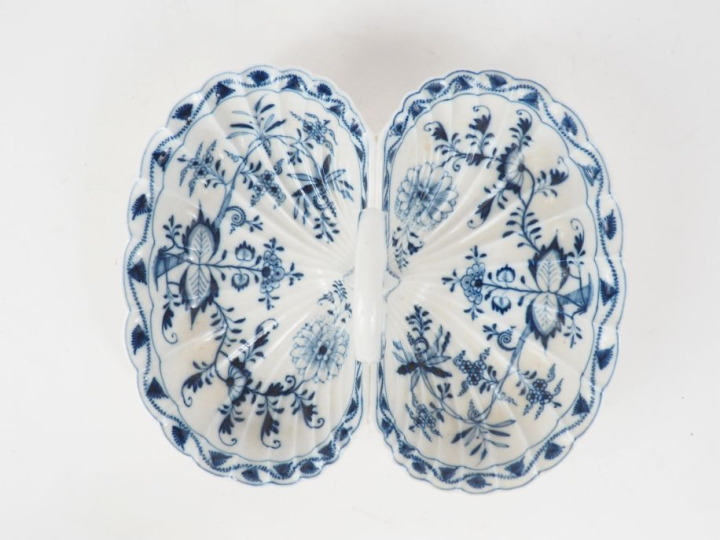 Présentoir 1900 en porcelaine de Saxe, décor en camaieu bleu de fleurs