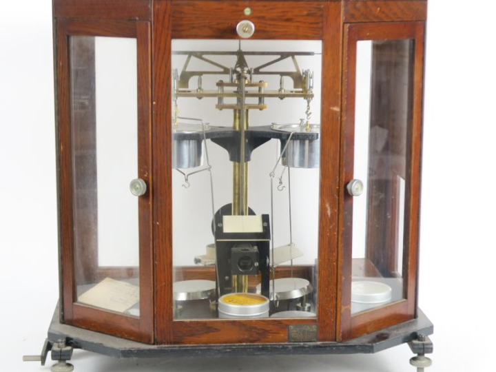 Balance de laboratoire Féraillée  Dim. 51,5 x 50 x 28,5 cm