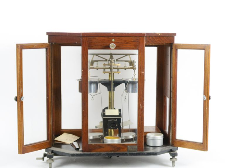 Balance de laboratoire Féraillée  Dim. 51,5 x 50 x 28,5 cm