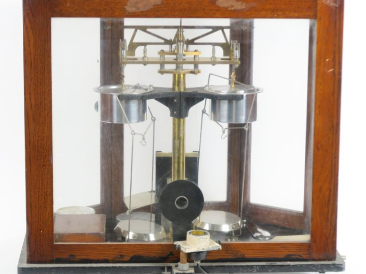 Balance de laboratoire Féraillée  Dim. 51,5 x 50 x 28,5 cm