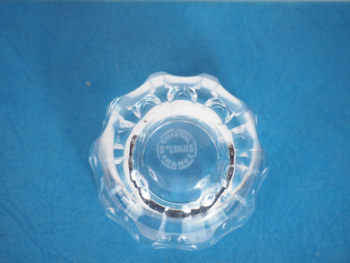 SAINT LOUIS.  Paire de salerons en cristal, signés , dans leur boîte.