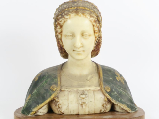 Vente aux enchères Buste de Reine de France en cire polychrome. Dim.  43 x 42 cm