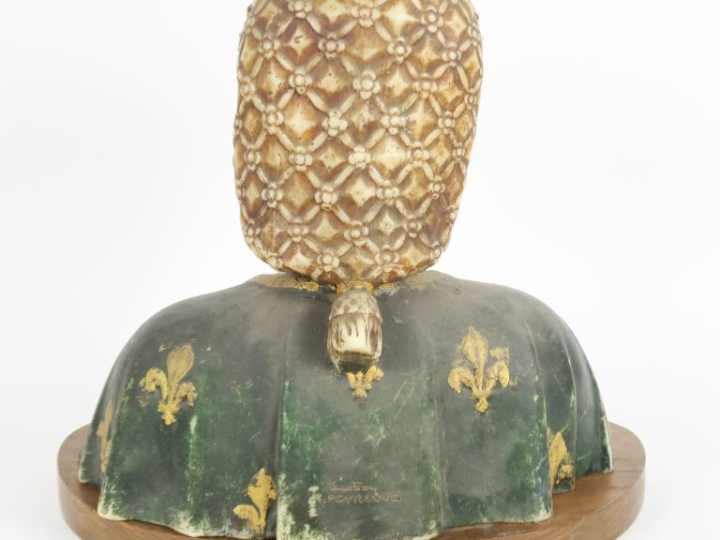 Buste de Reine de France en cire polychrome. Dim.  43 x 42 cm