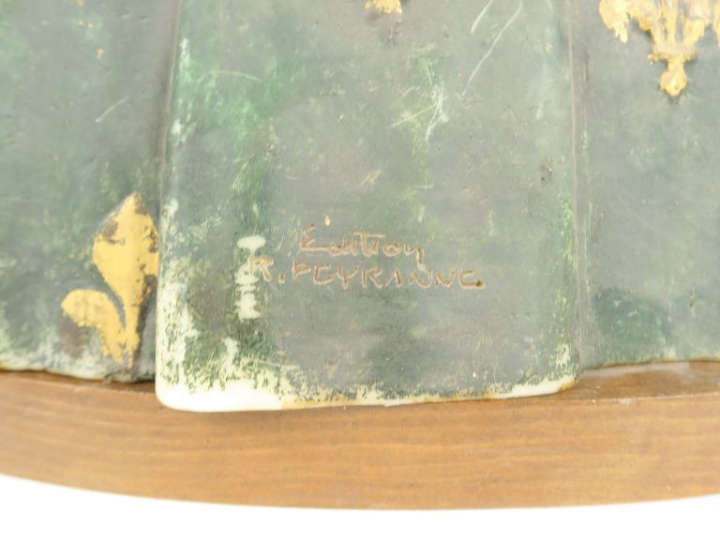 Buste de Reine de France en cire polychrome. Dim.  43 x 42 cm