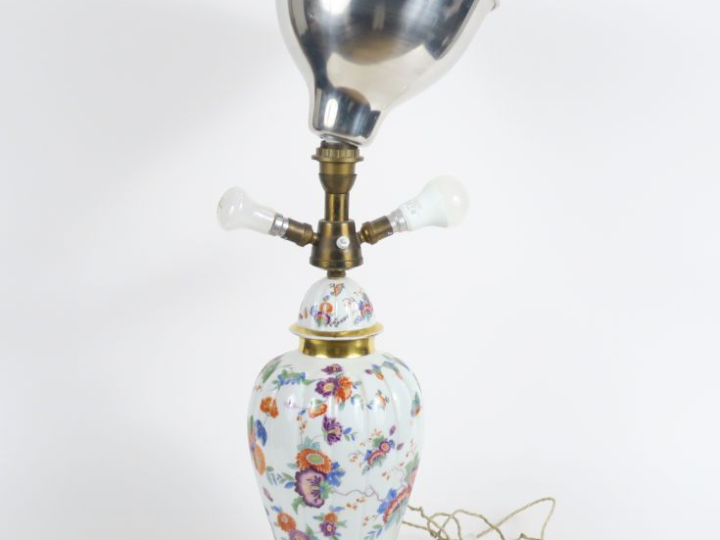 Potiche couverte en porcelaine à décor polychrome de style Kakiémon, m