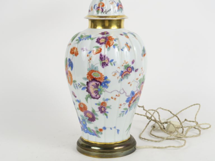 Potiche couverte en porcelaine à décor polychrome de style Kakiémon, m