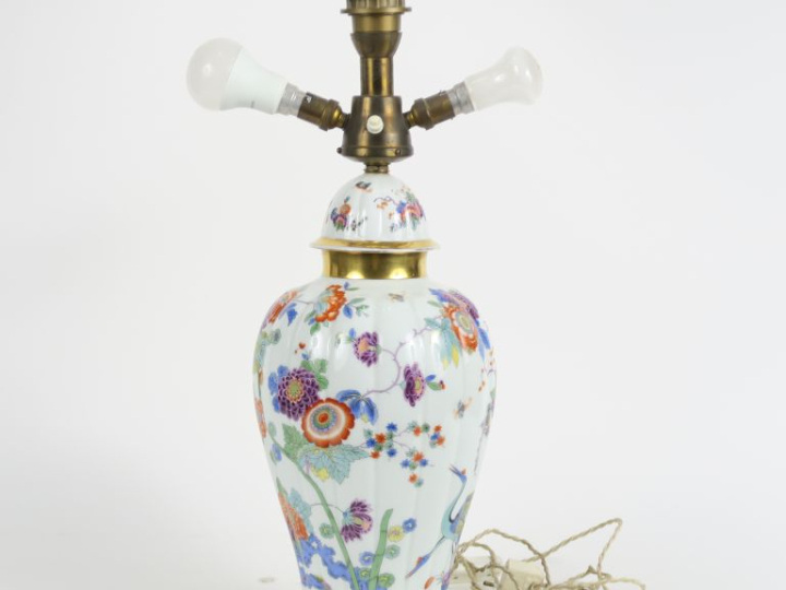 Potiche couverte en porcelaine à décor polychrome de style Kakiémon, m