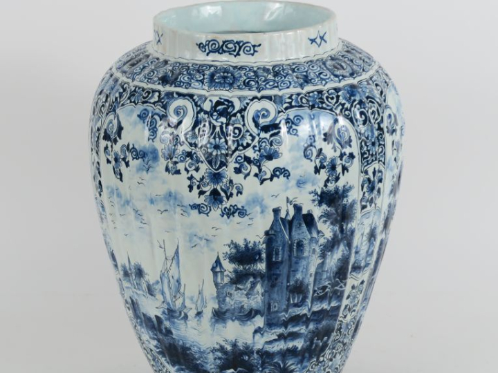 Grand vase XIXème en faience de Delft à décor en camaïeu bleu dans des