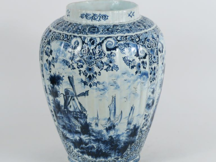 Grand vase XIXème en faience de Delft à décor en camaïeu bleu dans des