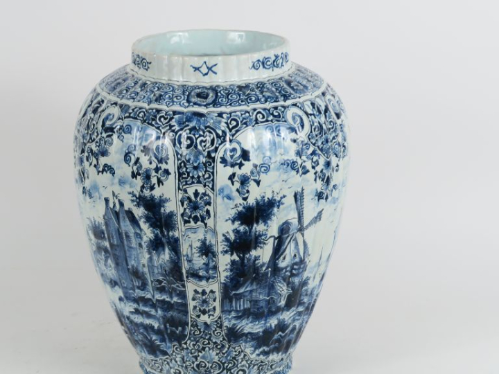 Grand vase XIXème en faience de Delft à décor en camaïeu bleu dans des