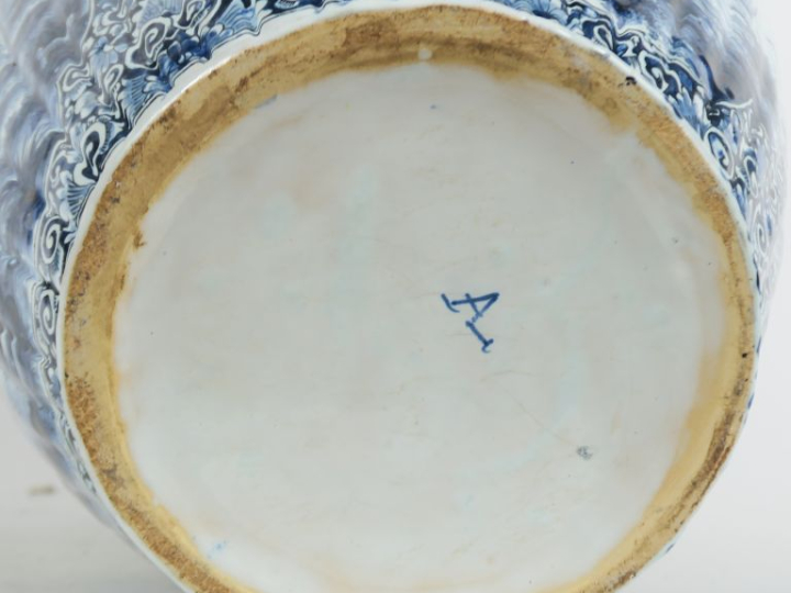 Grand vase XIXème en faience de Delft à décor en camaïeu bleu dans des