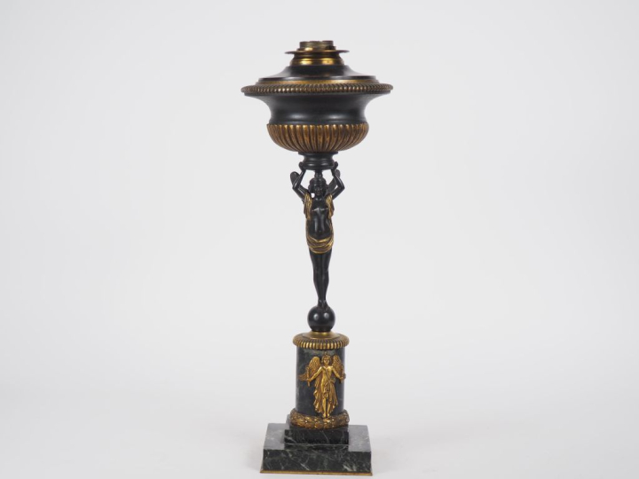 Lampe de style Empire en bronze et tôle à patine brune et dorée, sur u