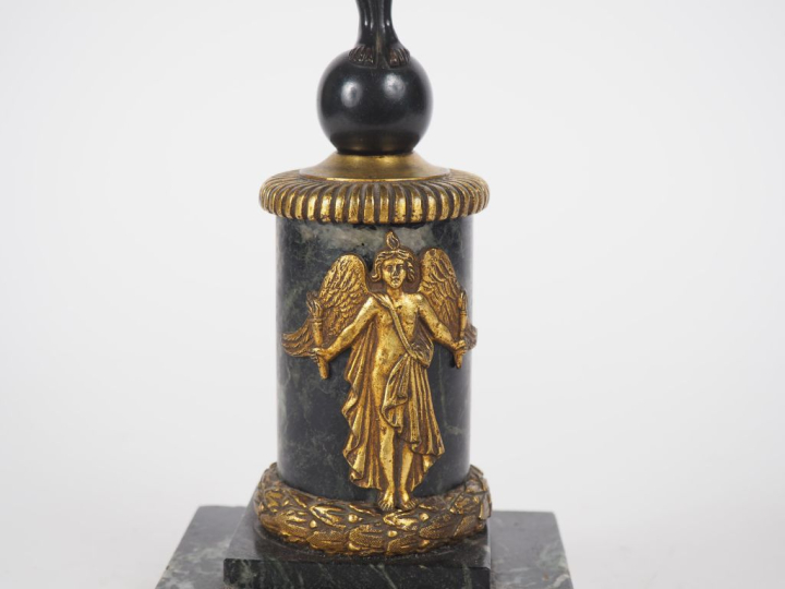 Lampe de style Empire en bronze et tôle à patine brune et dorée, sur u