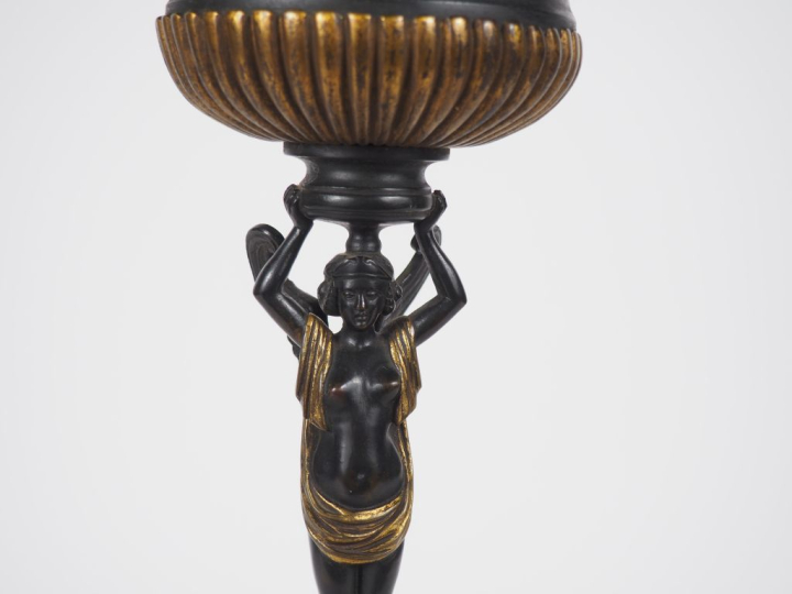 Lampe de style Empire en bronze et tôle à patine brune et dorée, sur u