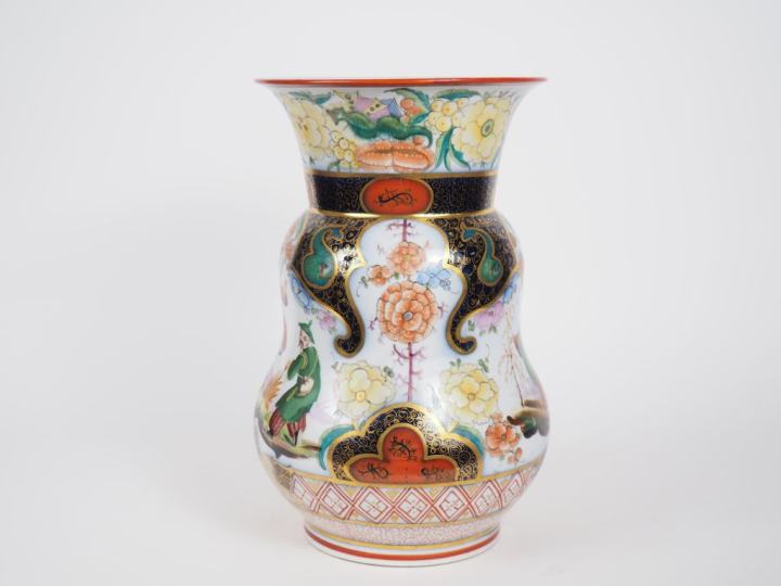 BAYEUX.  Vase XIXème en porcelaine polychrome à décor de chinoiseries 