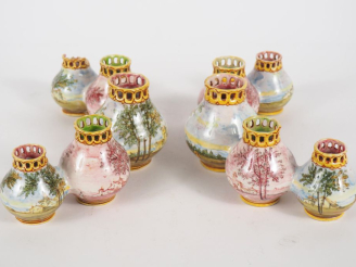 Vente aux enchères Paire de pique fleurs Italiens à décor de fleurs polychromes et de pay