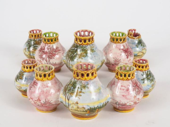 Paire de pique fleurs Italiens à décor de fleurs polychromes et de pay