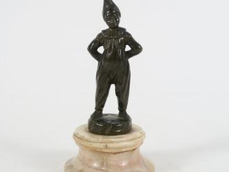 Vente aux enchères Ecole française XIXème.  "le petit saltimbanque"  Sujet en bronze à pa