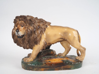 Vente aux enchères Sujet XIXème en céramique polychrome "lion marchant" Dim. 19 x 26 x 12