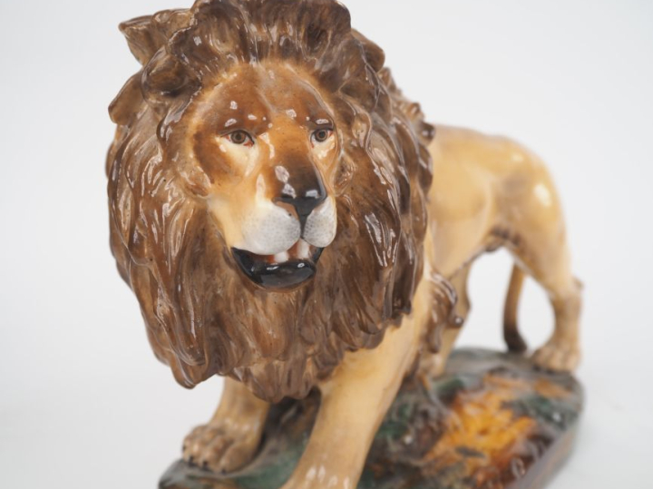 Sujet XIXème en céramique polychrome "lion marchant" Dim. 19 x 26 x 12